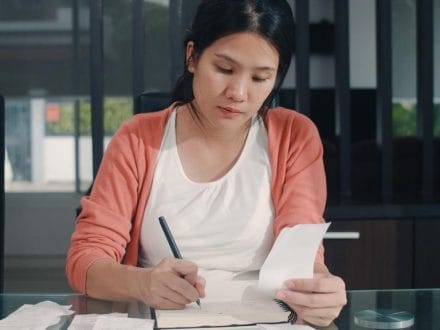 15 Tips Hemat Kelola Keuangan Ibu Rumah Tangga meski Gaji Suami Pas-pasan