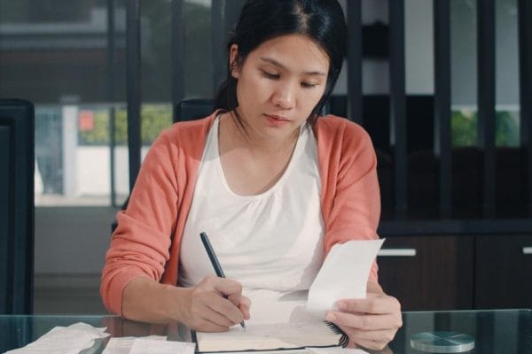 15 Tips Hemat Kelola Keuangan Ibu Rumah Tangga meski Gaji Suami Pas-pasan